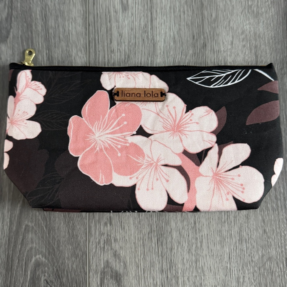 ✅NWOT Makeup Bag